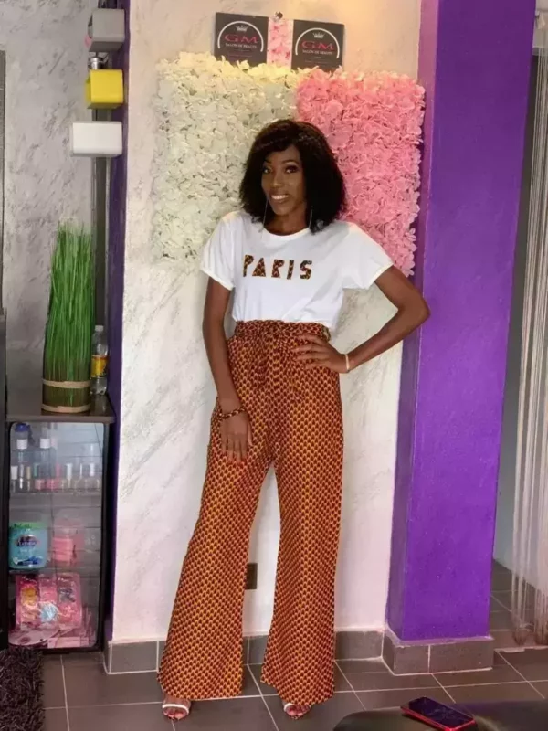 Les pantalons taille haute offrent plusieurs avantages, notamment en termes de style, de confort et de mise en valeur de la silhouette. Voici quelques-uns des avantages les plus courants : Mise en valeur de la taille : Les pantalons taille haute sont conçus pour s'asseoir au niveau de la taille naturelle, créant ainsi l'illusion d'une taille plus fine et bien définie. Cela peut aider à mettre en valeur vos courbes et à créer une silhouette élégante. Allongement des jambes : En portant un pantalon taille haute, vos jambes semblent plus longues, ce qui peut donner une apparence plus élancée. C'est particulièrement bénéfique si vous êtes de petite taille. Couverture du ventre : Les pantalons taille haute couvrent généralement une plus grande partie du ventre, ce qui peut être confortable et flatteur, surtout si vous préférez dissimuler cette zone. Look rétro et élégant : Les pantalons taille haute évoquent souvent des styles rétro et classiques, ce qui peut donner une touche élégante et intemporelle à votre tenue. Polyvalence : Les pantalons taille haute peuvent être polyvalents et s'adapter à différentes occasions. Ils peuvent être habillés pour des événements formels ou décontractés selon les accessoires et les hauts que vous associez. Confort : Certains individus trouvent les pantalons taille haute plus confortables car ils éliminent le besoin de constamment ajuster la ceinture ou de tirer sur le pantalon pour le maintenir en place. Style flatteur : Les pantalons taille haute ont la capacité de créer une coupe flatteuse qui met en valeur la ligne de la taille, tout en minimisant les zones que vous pourriez ne pas vouloir mettre en avant. Variété de modèles : Les pantalons taille haute existent dans une variété de coupes, de tissus et de styles, ce qui vous permet de choisir celui qui correspond le mieux à votre goût personnel et à votre morphologie. Tendance actuelle : Les pantalons taille haute ont été à la mode ces dernières années, ce qui signifie que les trouver dans les magasins et suivre les tendances de la mode pourrait être plus facile si vous optez pour ce style. En fin de compte, le choix de porter un pantalon taille haute dépend de vos préférences personnelles en matière de style et de confort. Si vous trouvez que ce type de pantalon vous met en valeur et vous fait sentir bien, alors c'est un avantage en soi.